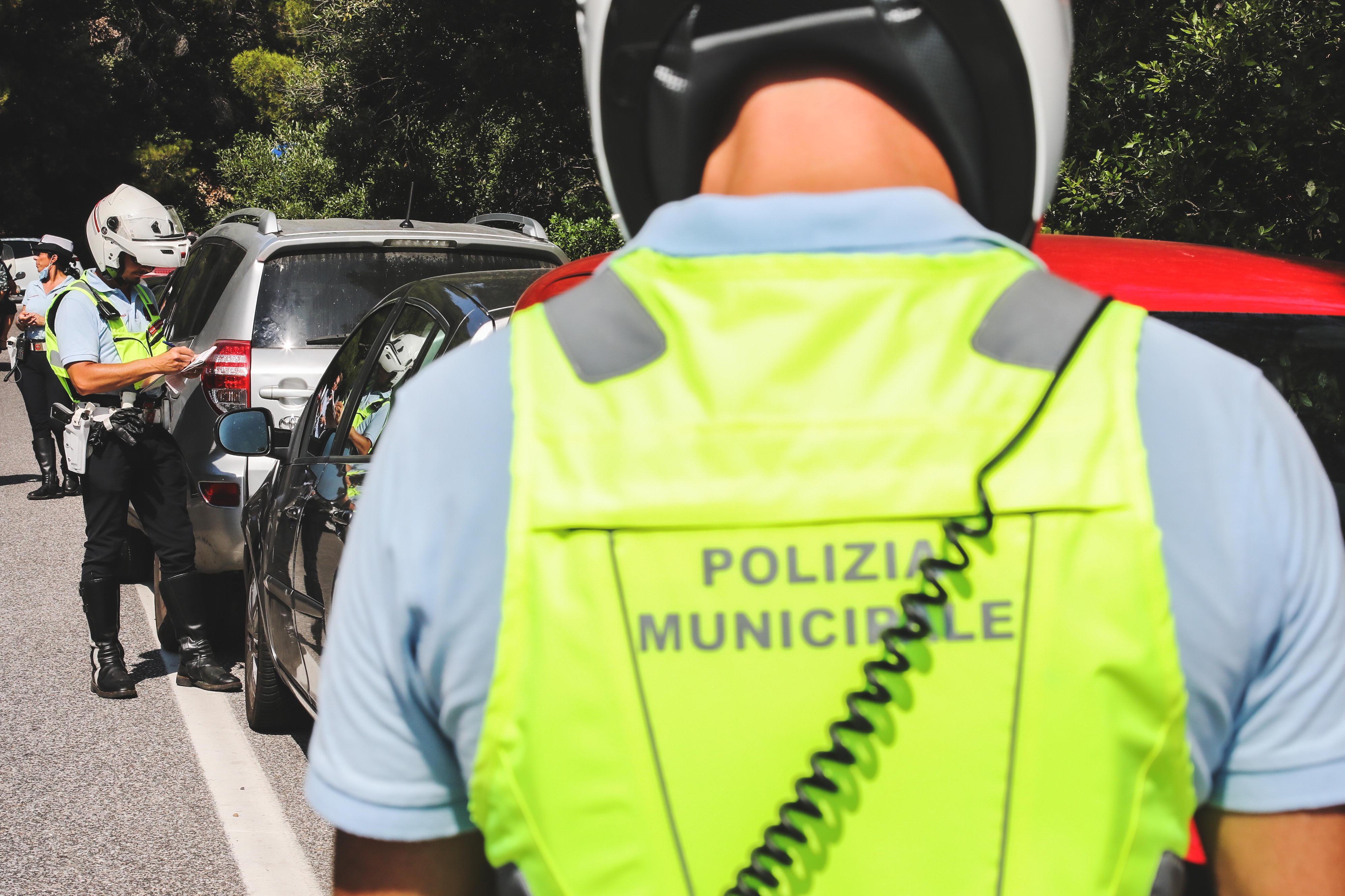 A Livorno in giro con la Municipale tra inversioni killer, multe, litigi e carenza di agenti   