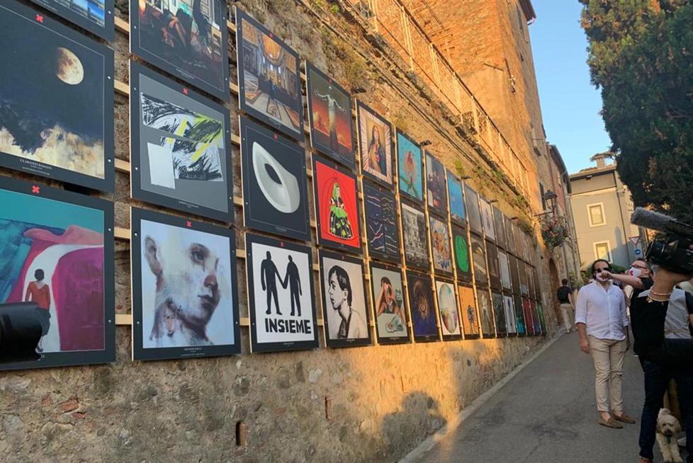 La mostra all'aperto nel borgo di Lajatico