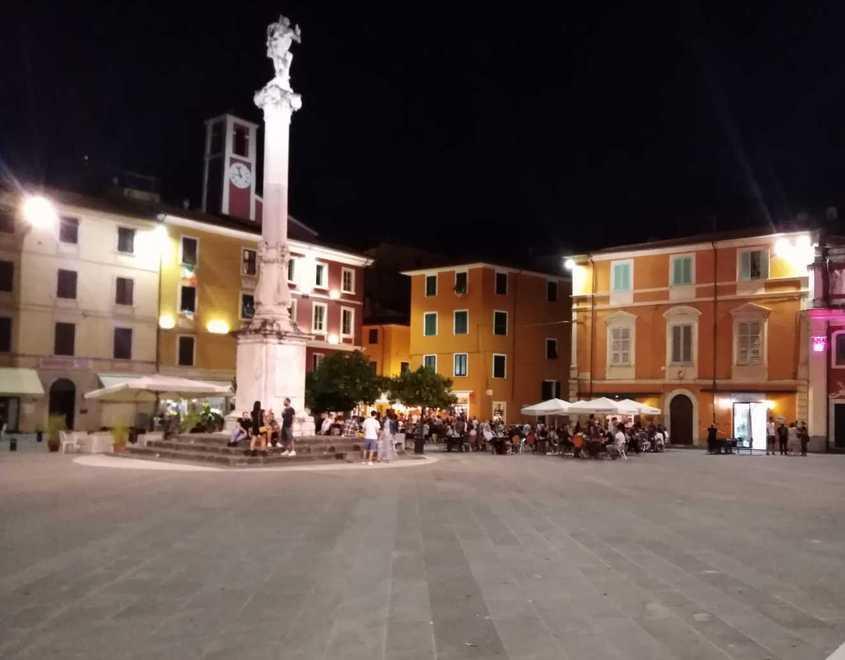 Poca gente in piazza e poco distanziata. E dopo mezzanotte la città è quasi vuota 