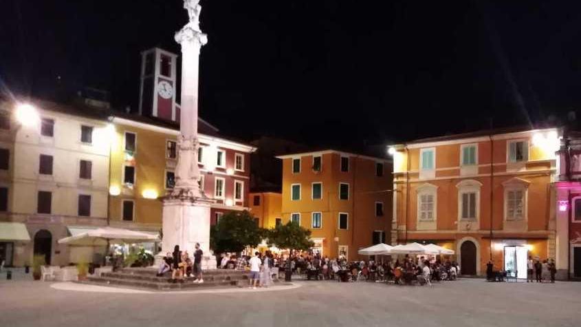 Poca gente in piazza e poco distanziata. E dopo mezzanotte la città è quasi vuota