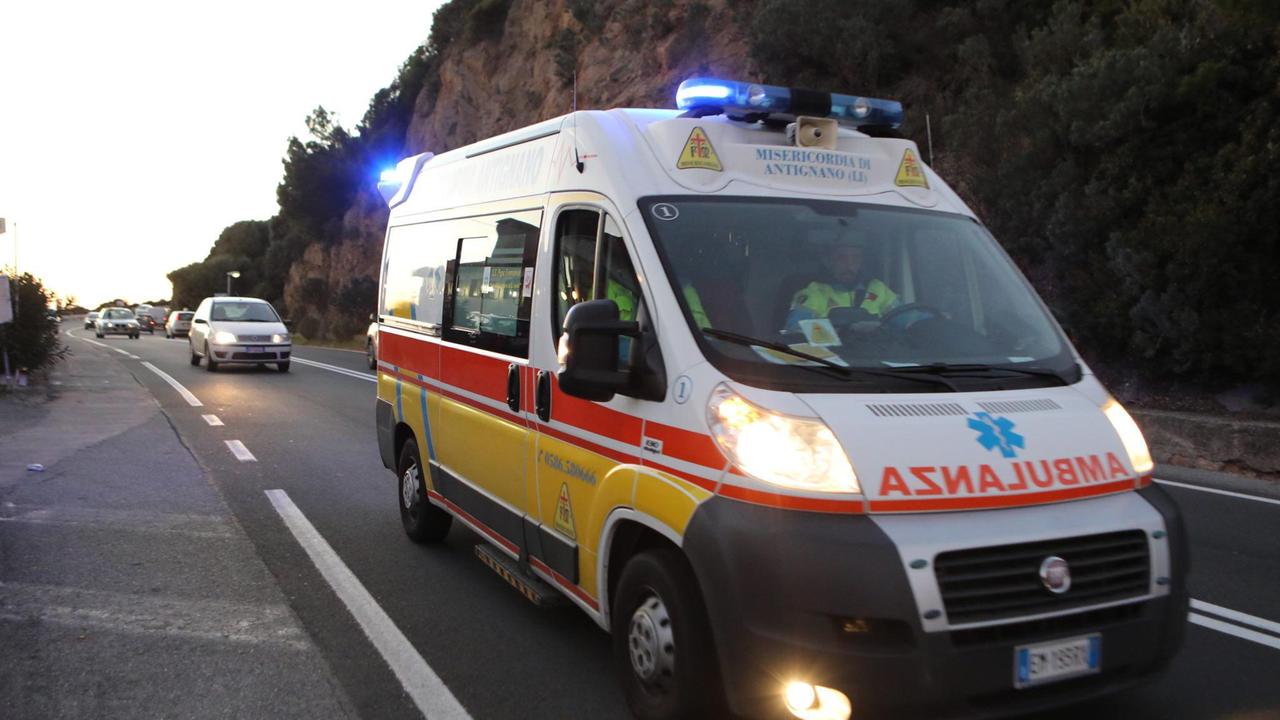 Un'ambulanza della Misericordia di Antignano (foto d'archivio)