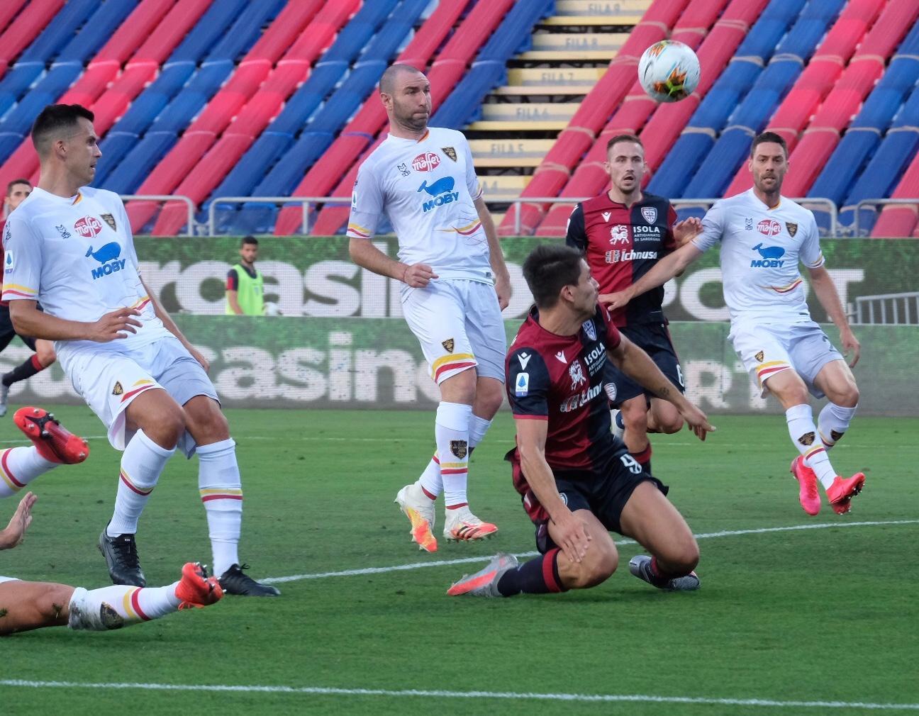 Un'azione del Cagliari contro il Lecce alla Sardegna Arena (foto Mario Rosas)