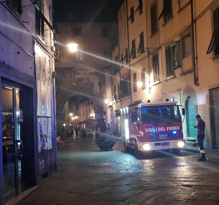 Va a fuoco l’appartamento, anziano salvato da gestore di locale 