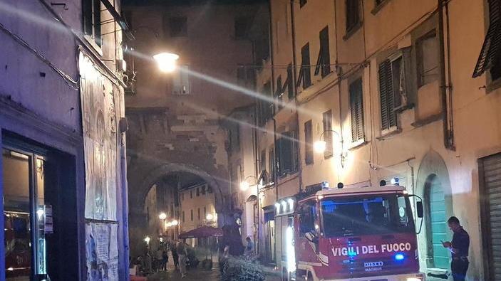 Va a fuoco l’appartamento, anziano salvato da gestore di locale