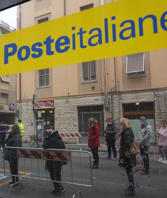 Poste, lunghe code negli uffici a giorni alterni