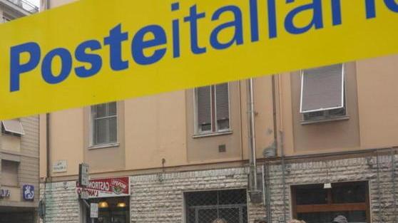 Poste, lunghe code negli uffici a giorni alterni