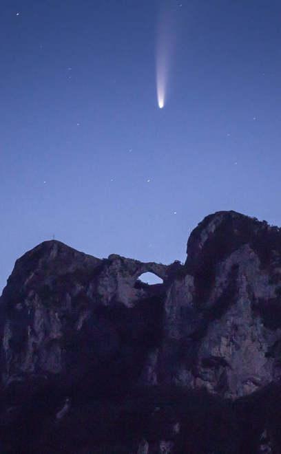 La cometa e il monte Forato