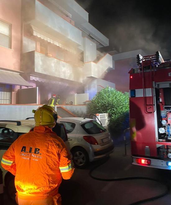 Fiamme nella notte in un appartamento 