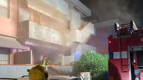 Fiamme nella notte in un appartamento