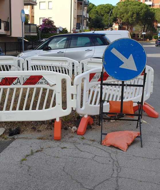 Voragine in strada «Pericolo a Salciaina»