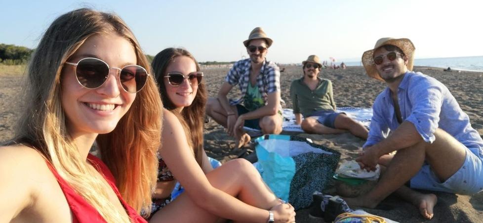 Da destra, in senso antiorario, Emanuele Creatini, Luca Carducci, Andrea Bianchi, Marta Pellegrini ed Emilia Magnani