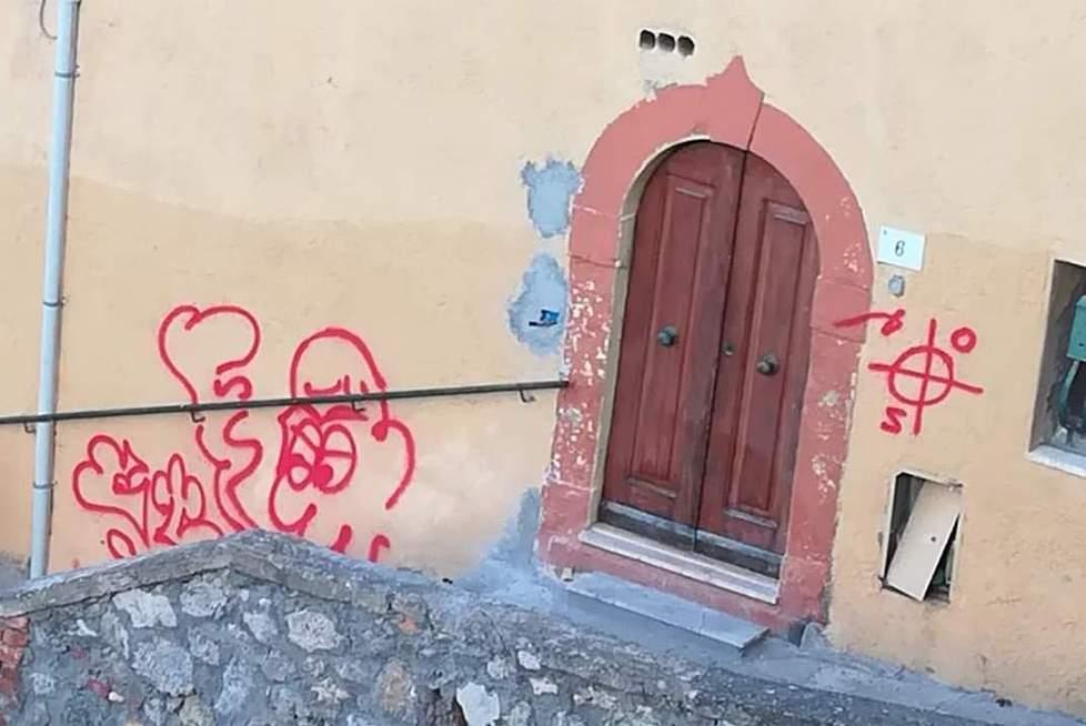 Vandali in azione Imbrattato un muro 