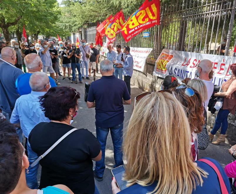«Il nostro ospedale deve vivere» Duecento persone alla manifestazione 