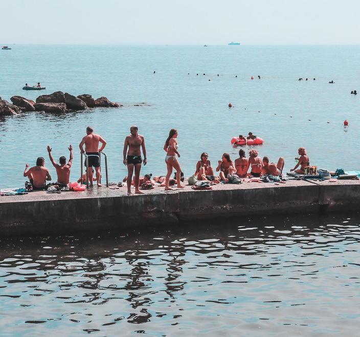 Tutti al mare tra bagni e sole ma occhio alle regole anti-virus 