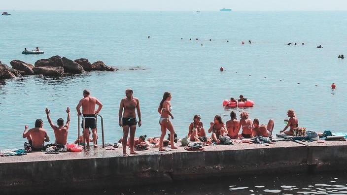 Tutti al mare tra bagni e sole ma occhio alle regole anti-virus