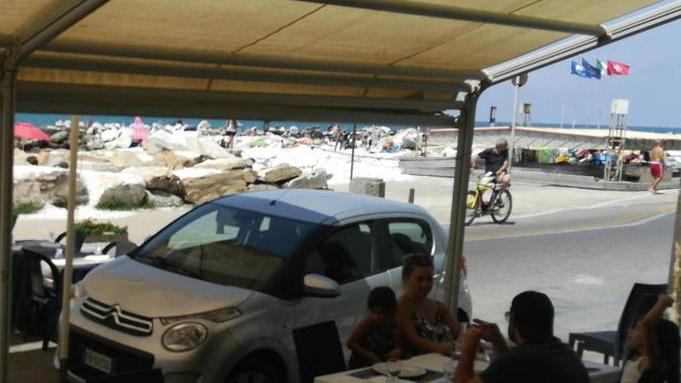 Il lungomare chiude in ritardo fioccano proteste e disagi