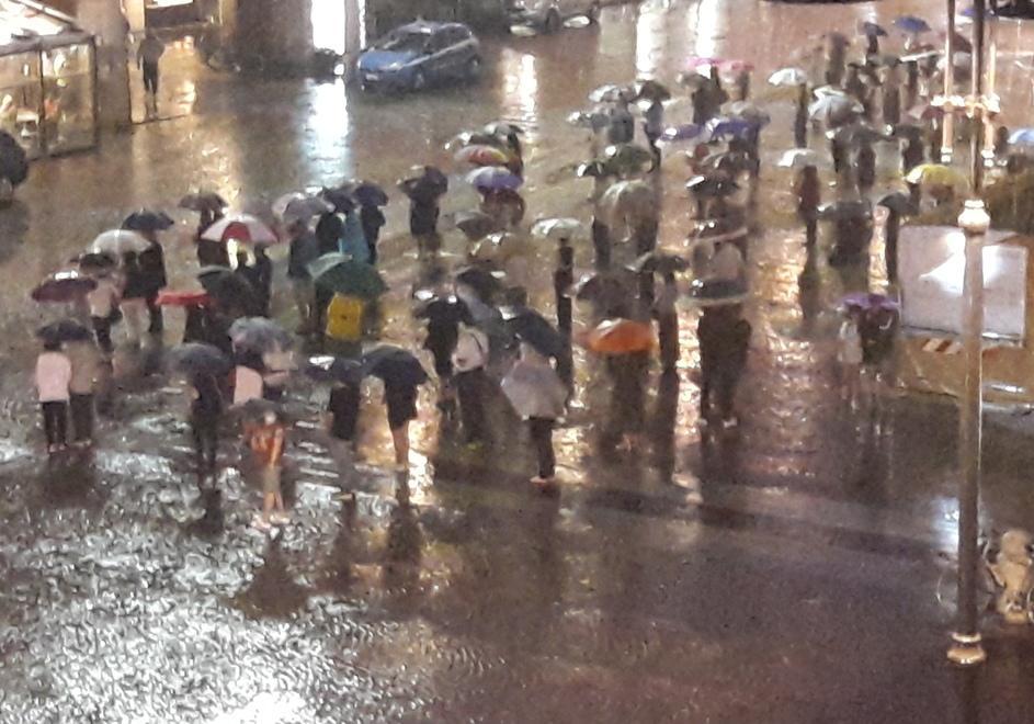 “Sentinelle” con l’ombrello