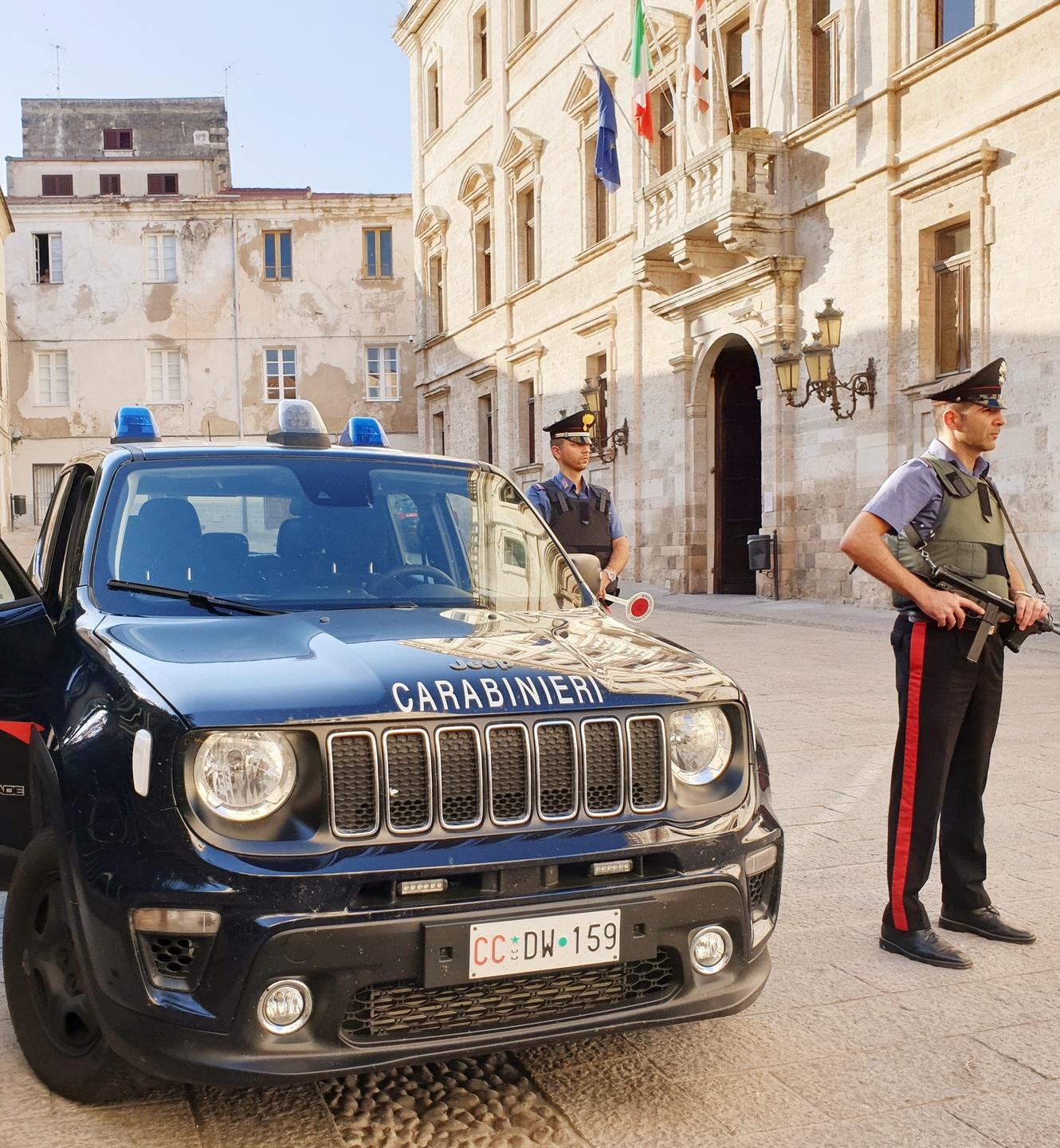 Eroina e cocaina, pagamenti con i contanti ma anche con carte postepay