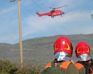 Otto roghi nell’isola chiusa una strada alle porte di Nuoro