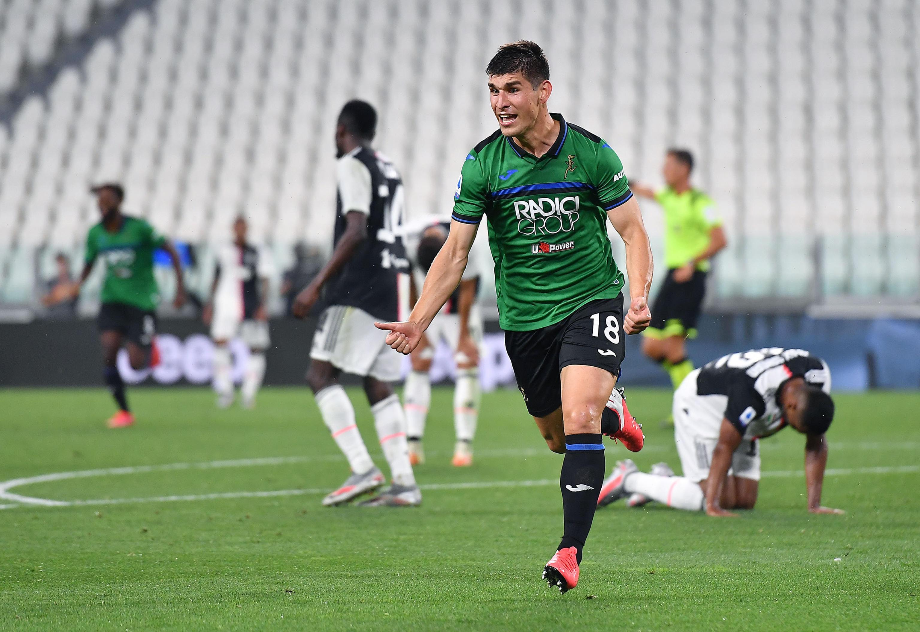 Ruslan Malinovskyi esulta dopo la rete del momentaneo 2-1 per l’Atalanta