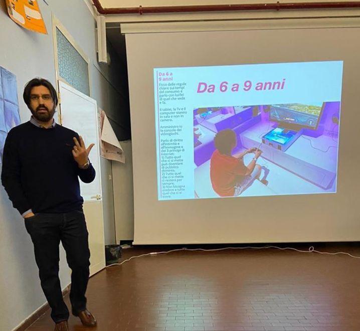 Inchiesta sulla chat degli orrori, lo psicologo: «I genitori controllino, non c’è privacy per un 13enne» 