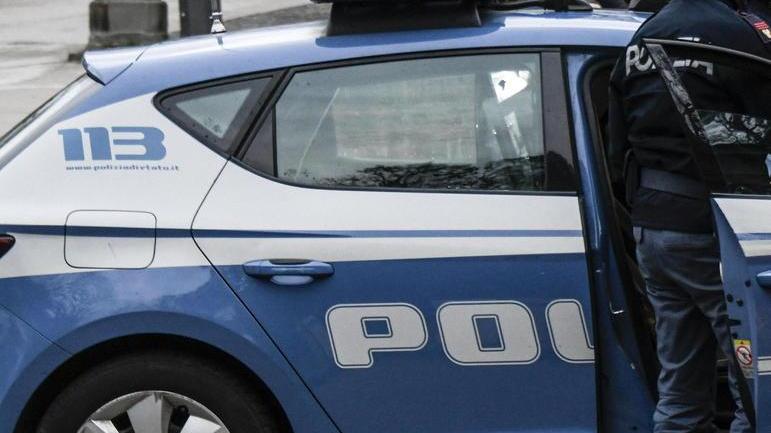 Marina di Carrara, danneggia un’auto e picchia gli agenti: arrestato