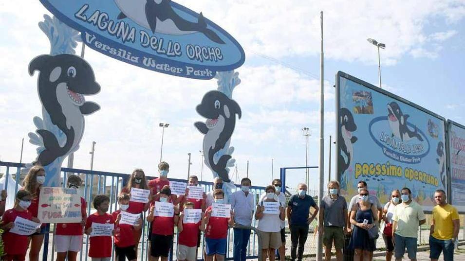 Piscina chiusa, ma è in arrivo l’acquapark. E i giovani nuotatori scendono in piazza