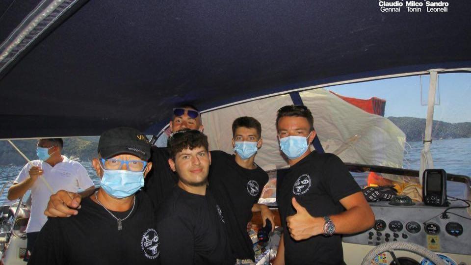 Missione compiuta, soddisfazione e gioia per, da sinistra, Michele Collavitti e gli studenti 4ª Ipsia (foto i Tre delfini: Leonelli, Tonin, Gennai)