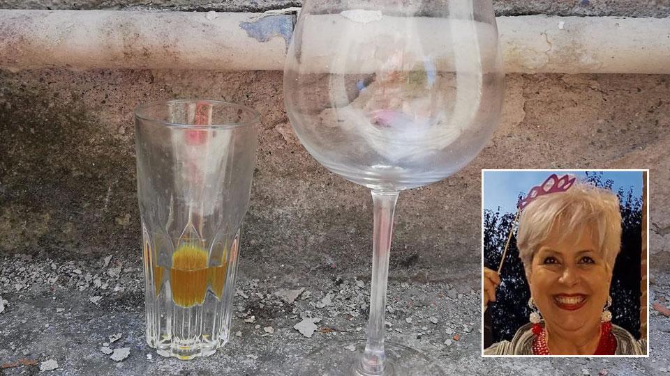 Il calice di vino e il bicchierino da liquore lasciato da alcuni giovani sabato notte a mezzanotte e mezzo davanti al portone della signora Ghirlanda