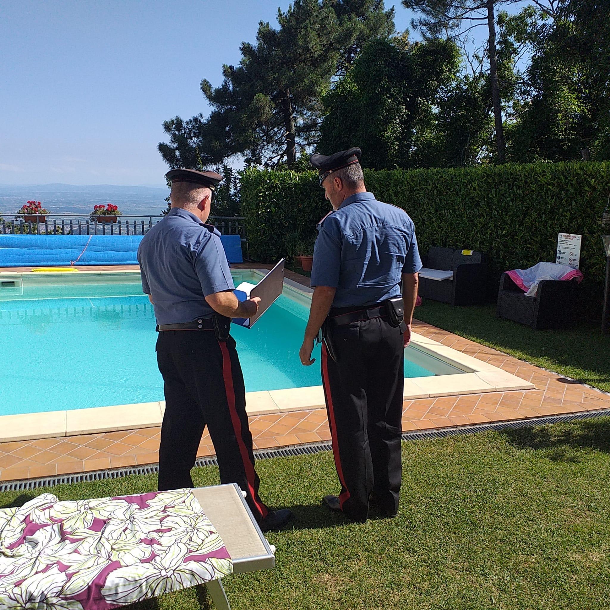 Evade dai domiciliari per andare a prendere il sole in piscina