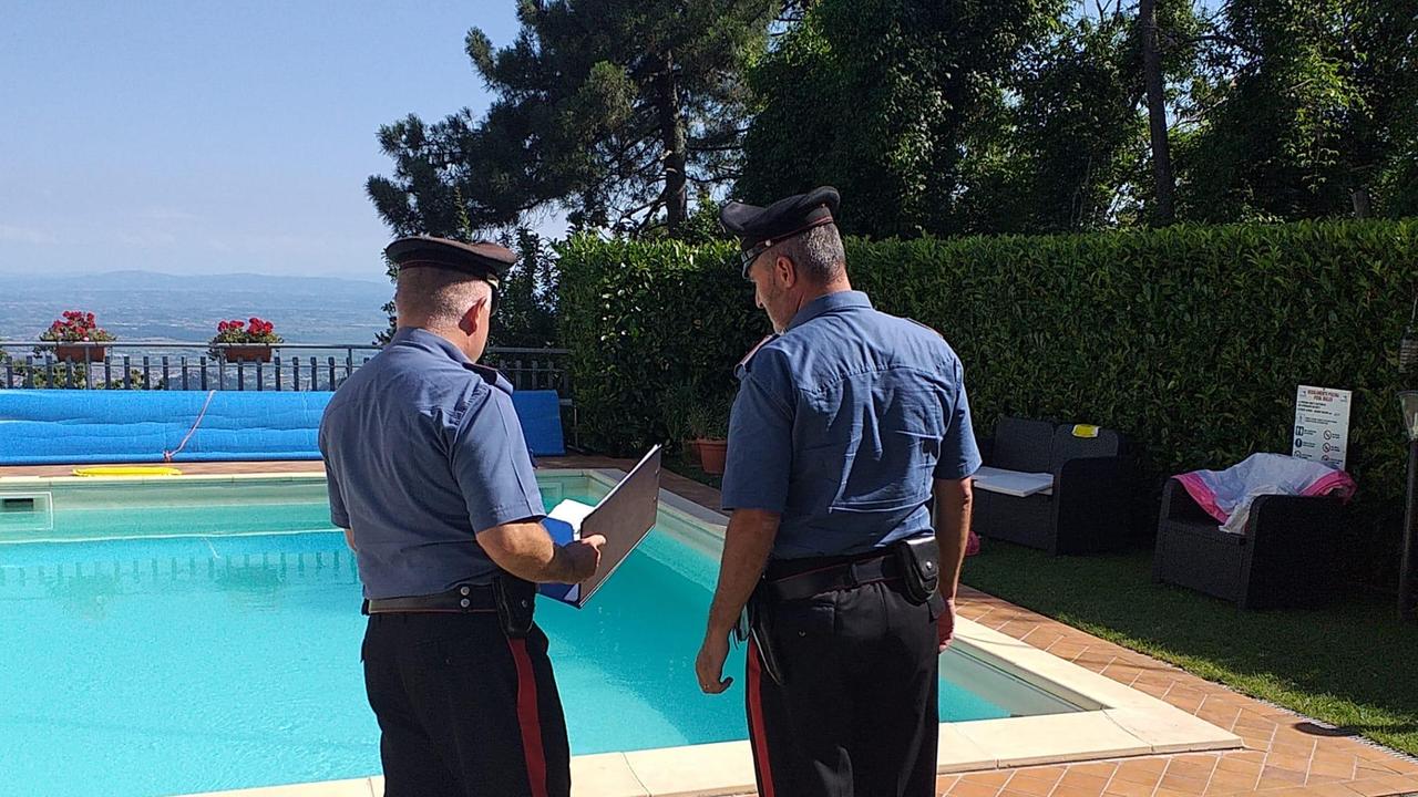 Evade dai domiciliari per andare a prendere il sole in piscina