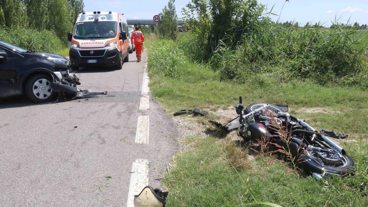 Ferrara. Scontro tra un'auto e una moto: uomo in gravi condizioni