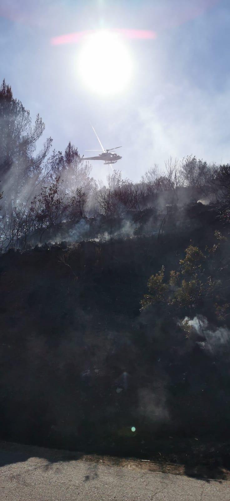 L'elicottero in azione per spegnere l'incendio (foto di Stefano Stix Regini)