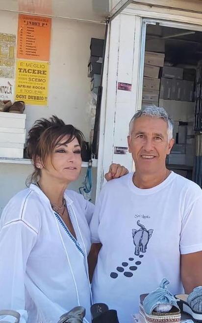 Massimo Logli (con la moglie Tiziana), 57 anni, nato e residente a Calci, titolare di una partita Iva per il commercio ambulante e iscritto alla Fiva Confcommercio, che quest’anno festeggia 36 anni di attività; la sua famiglia è stata sempre un punto di riferimento, non solo in provincia di Pisa, per il commercio delle scarpe
