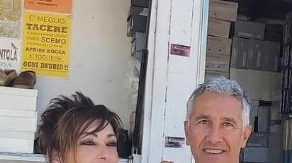 Massimo Logli (con la moglie Tiziana), 57 anni, nato e residente a Calci, titolare di una partita Iva per il commercio ambulante e iscritto alla Fiva Confcommercio, che quest’anno festeggia 36 anni di attività; la sua famiglia è stata sempre un punto di riferimento, non solo in provincia di Pisa, per il commercio delle scarpe