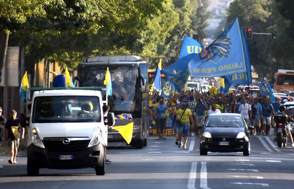 Carrara, centinaia di tifosi sul viale prima della sfida con la Juventus Under 23 