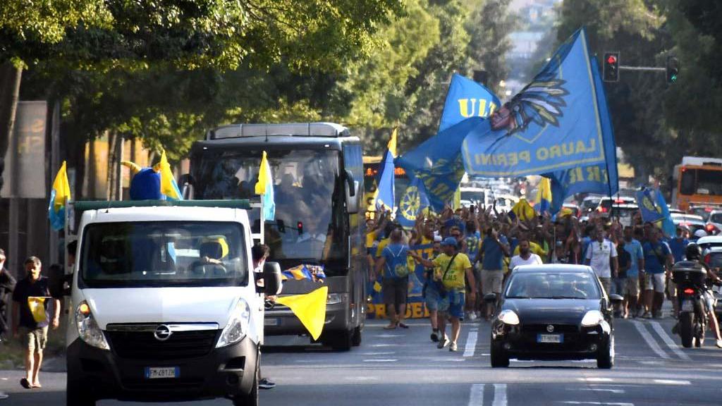 Carrara, centinaia di tifosi sul viale prima della sfida con la Juventus Under 23