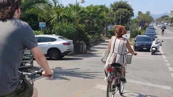 Cade in bici senza casco grave bimba di 9 anni
