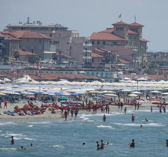 Gente in spiaggia, senza pienone I balneari: «Siamo soddisfatti» 