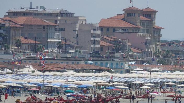 Gente in spiaggia, senza pienone I balneari: «Siamo soddisfatti»