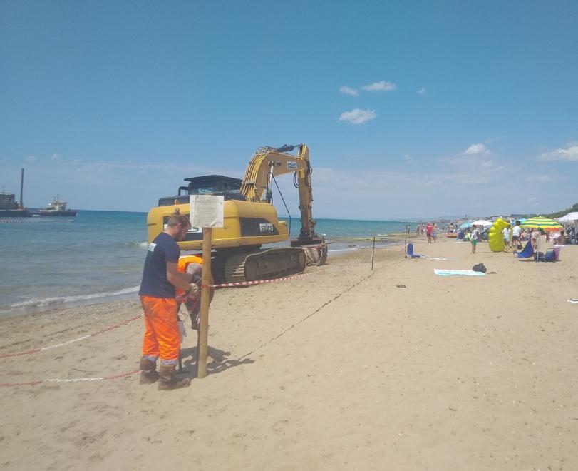 Ripascimento, lavori dal pomeriggio Bagnanti fatti spostare dalla spiaggia 