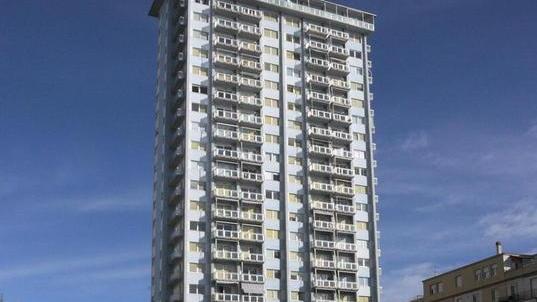 Schiamazzi sotto la Torre In due settimane di vacanza soltanto notti in bianco