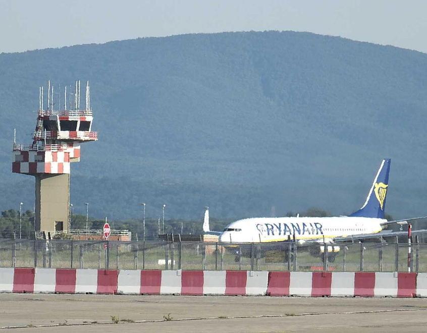 Aeroporto Galilei, difesa e sviluppo in dieci punti «Entrino nel programma» 