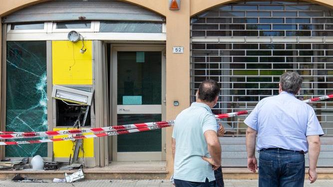 Assalto al Postamat Un boato nella notte distrugge l’ufficio «Come il terremoto»