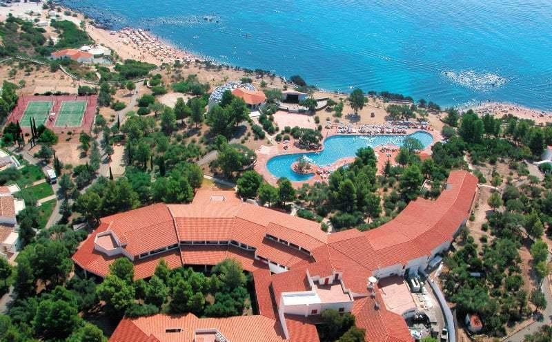 Continua la fuga dal resort: altri 20 lavoratori vanno via 