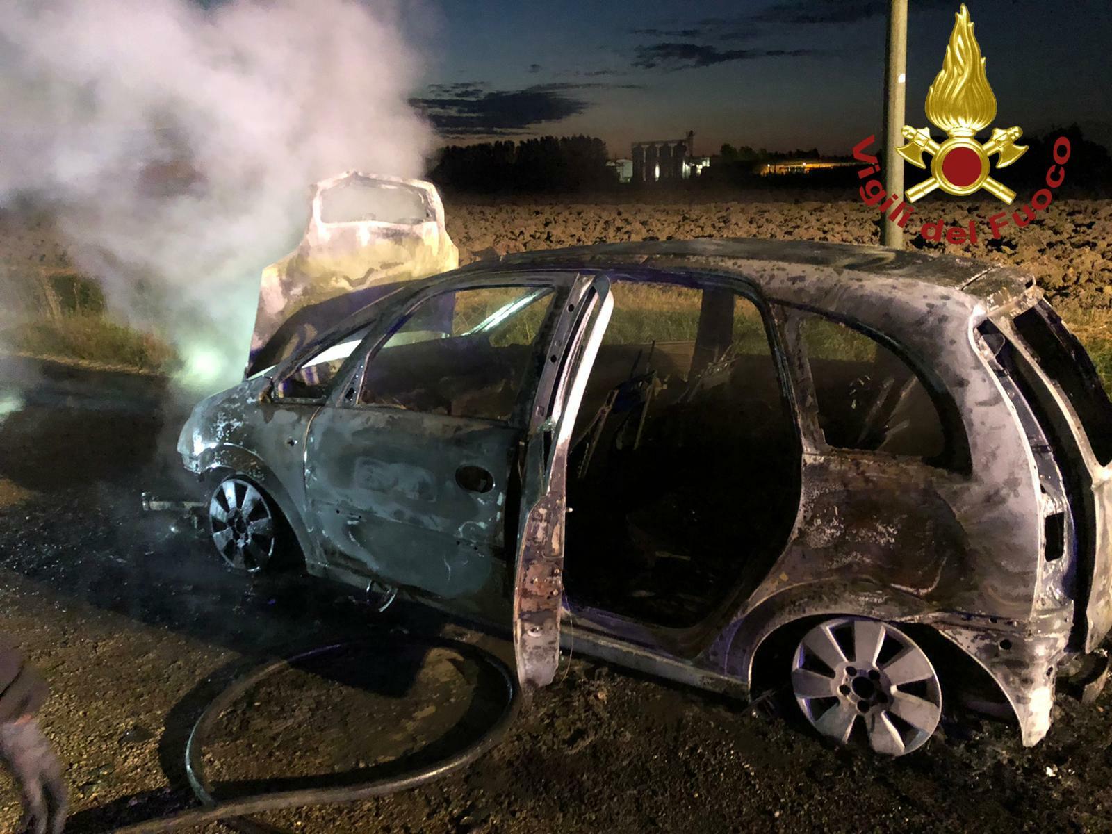 Castelfranco, rogo  nella notte: distrutte due auto Indagano i carabinieri 