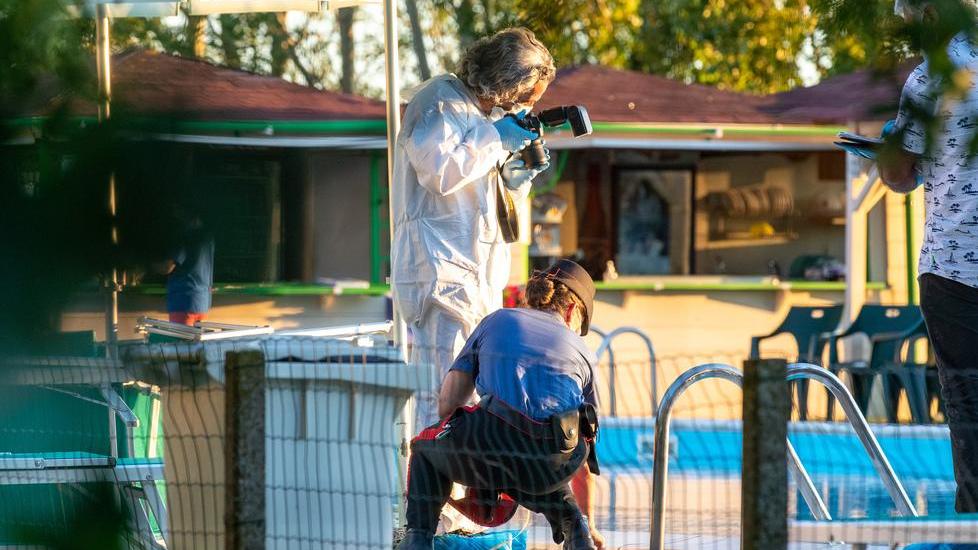 Bimbo morto annegato, piscine sotto sequestro: troppi minuti di “vuoto”