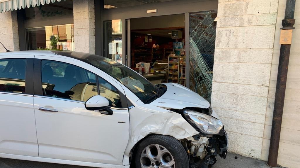 Pontedera, finisce con l'auto dentro un negozio