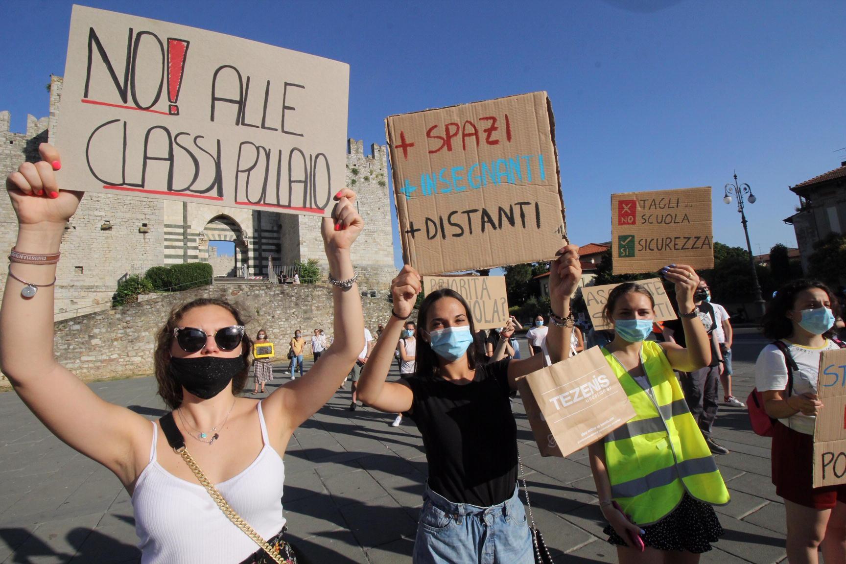 Una manifestazione degli studenti del Cicognini in piazza Santa Maria delle Carceri (foto Batavia)