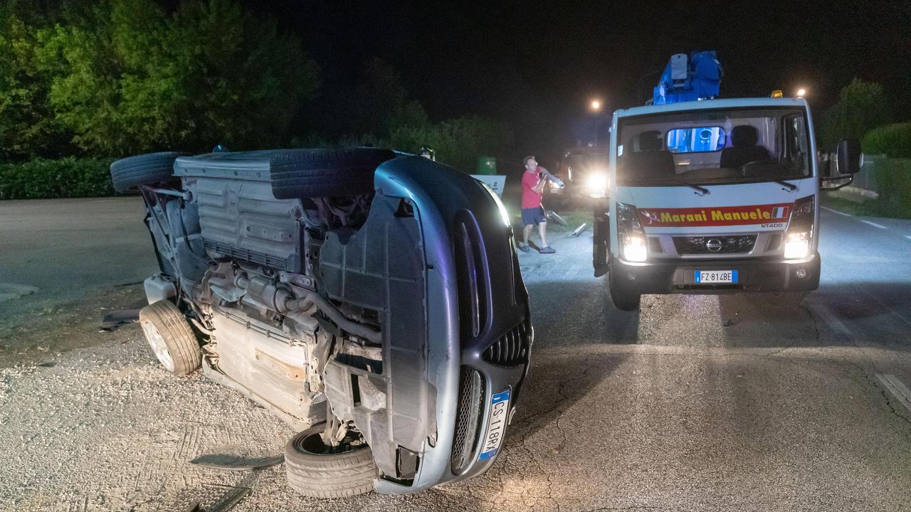 Con l'auto contro un palo a San Vito, due giovani feriti
